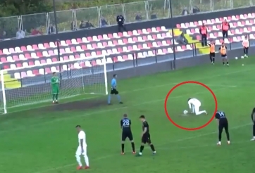 VIDEO: Cầu thủ đá penalty 'cầu diễn' nhất năm 2020