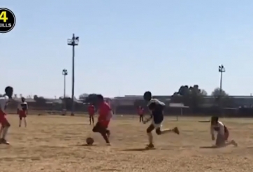 VIDEO: Hàng hậu vệ liên tục ngã nhào trước pha đi bóng ảo diệu