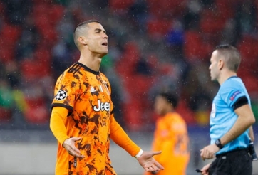 Ronaldo bị chỉ trích không tôn trọng HLV và đồng đội