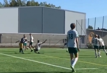 VIDEO: Sao nghiệp dư ghi siêu phẩm rabona giữa rừng hậu vệ