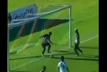 VIDEO: Tiền đạo thích thể hiện gặp đồng đội 'lầy lội' và cái kết