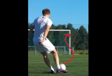 VIDEO: Cầu thủ đá phạt kiểu zic-zac khó tin nhất thế giới