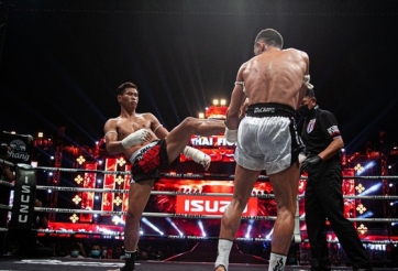 VIDEO: Võ sĩ Thái Lan tung 'đòn bẩn' để giành chiến thắng