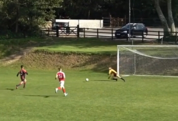 VIDEO: Thủ môn và pha đổ người 'vô ích' nhất lịch sử