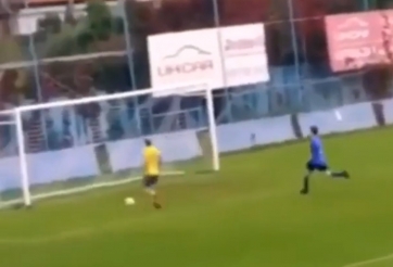 VIDEO: Tiền đạo được biếu không bàn thắng nhưng vẫn 'đi vào lòng đất'