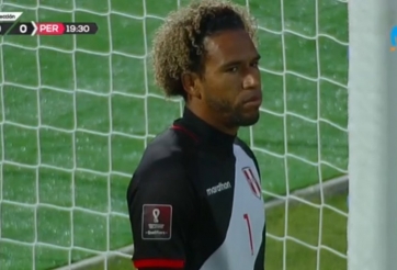 VIDEO: Hàng thải Barca sút như 'hack' khiến thủ môn hóa người dưng