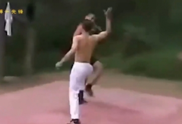 VIDEO: Võ sĩ TQ dùng Hàng long thập bát chưởng đánh 'sấp mặt' kick-boxer