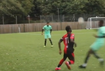 VIDEO: 3 triệu lượt xem 'cú lừa' kiểu bẻ cổ chân siêu dị