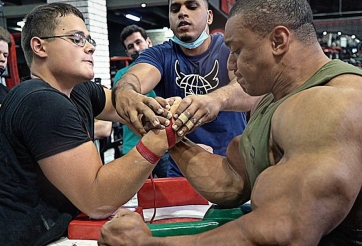 VIDEO: 'Học sinh' đánh bại nhà vô địch thể hình gây chấn động nước Mỹ