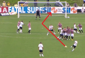 VIDEO: Carlos đá phạt thành bàn với quỹ đạo chưa từng thấy