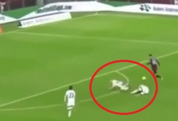 VIDEO: Bộ ba hậu vệ phòng ngự theo kiểu 'thách thức danh hài'