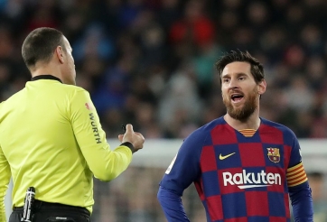Messi nổi đóa sau khi bị trọng tài 'truy cản'
