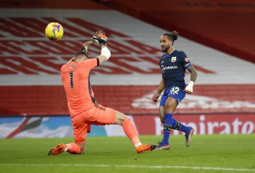 Arsenal chật vật giữ lại 1 điểm trên sân nhà