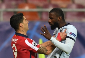 Suarez thi triển 'tuyệt kỹ đường phố' với hậu vệ Chelsea