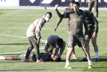 Tiền đạo Atletico Madrid ngã quỵ trên sân tập