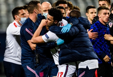 Sao Liverpool đánh đối thủ dù thắng trận