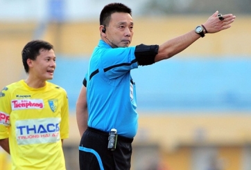 Bức xúc, BHL CLB Hà Nội có hành động không đẹp với trọng tài