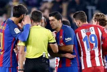 Luis Suarez bất bình về tấm thẻ đỏ trong trận gặp Atletico