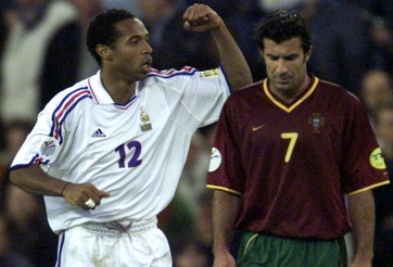 Đến Luis Figo cũng từng bỏ khỏi sân để phản ứng trọng tài