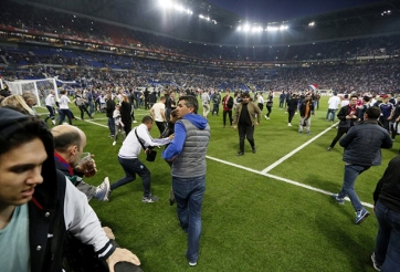 Lyon nhận án phạt cực nặng sau vụ gây rối của CĐV Besiktas