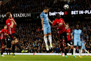 HLV đầu tiên bị phản đối khi bỏ xem derby Manchester