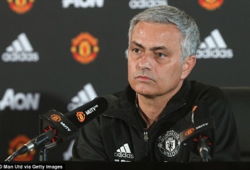 HLV Mourinho thổi bùng căng thẳng sau thẻ đỏ của Fellaini