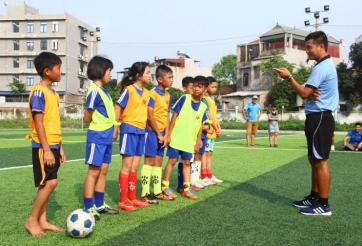 Bất ngờ với 2 nữ cầu thủ trong đội hình nhí của PVF