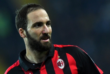 Higuain có mặt tại London chuẩn bị gia nhập Chelsea