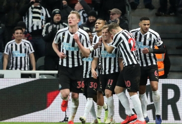 Thua sốc Newcastle, Man City tự “bắn' vào chân mình