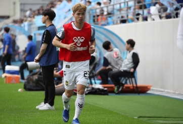 Cong Phuong left Incheon, prepares for having trial in France