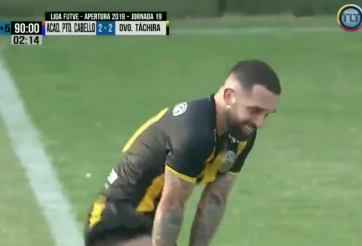 VIDEO: Cầu thủ khóc vì ghi bàn loại đội bóng của bố