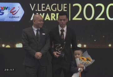 VIDEO: Tan chảy với sự siêu dễ thương của con trai Văn Quyết