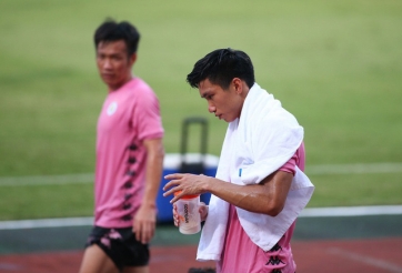 Vì sao Văn Hậu chấn thương trở lại?