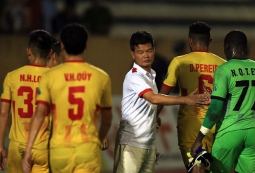 HLV Nam Định mong CĐV đội nhà 'án binh bất động'