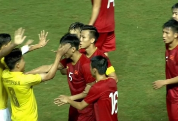 Báo Thái: Kiatisak muốn đưa chân sút từng tát Văn Hậu sang HAGL