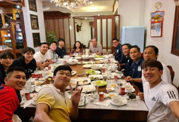 Bầu Đức mời Kiatisak và cầu thủ HAGL đến nhà