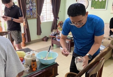 VIDEO: Kiatisak tự tay làm món ăn mời bầu Đức