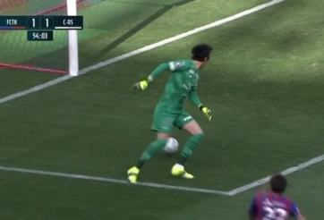 Đối thủ cạnh tranh với Văn Lâm tấu hài cực mạnh