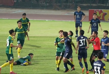 VIDEO: Cựu sao HAGL đánh vào mặt đối thủ