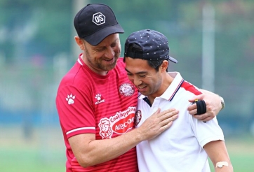 VIDEO: HLV Mano Polking nhận quà trước trận gặp TQN