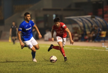 VIDEO: Lee Nguyễn ngã trong vòng cấm