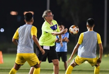 VIDEO: HLV Troussier căng mình chỉ đạo đàn em Công Phượng