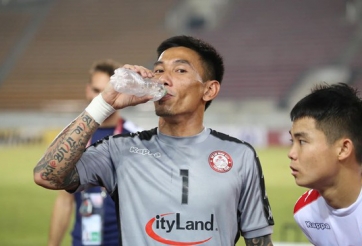 VIDEO: Đồng đội của Lee Nguyễn cứu thua không tưởng ở chấm 11m