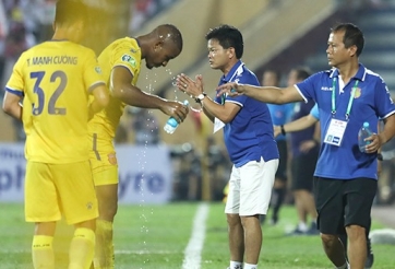 VIDEO: Trọng tài nói không với quả 11m cho Nam Định