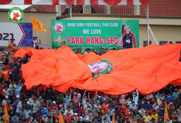 CĐV Bình Định mở hội trong ngày HLV Park dự khán