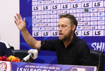 HLV Mano Polking: 'Trọng tài không muốn bắt tay chúng tôi'