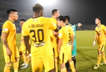 VIDEO: Xuân Trường nổi nóng với đồng đội