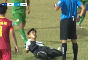 Thủ môn ăn mừng khiêu khích trọng tài nhận án phạt