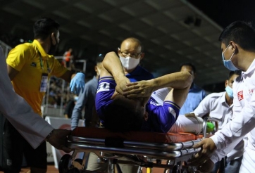 HLV Kiatisak cùng các cầu thủ động viên Hùng Dũng