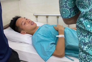 Văn Quyết ân cần chăm sóc Hùng Dũng trong bệnh viện